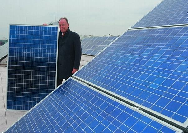 Audi-Werkleiter Peter Kössler nahm heute die Installation der Module auf dem Dach im Bereich des Werkzeugbaus in Augenschein.